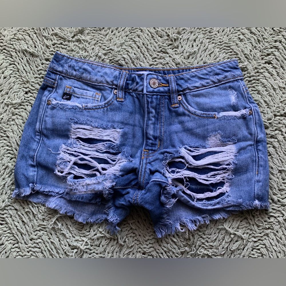 KanCan mid rise distressed denim shorts, size small